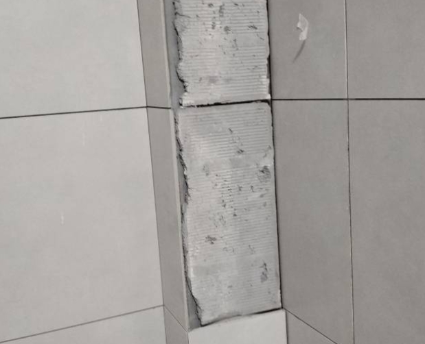 即墨瓷砖空鼓维修公司分享下瓷砖施工前基层浇水润湿程度不足，可能导致以下问题